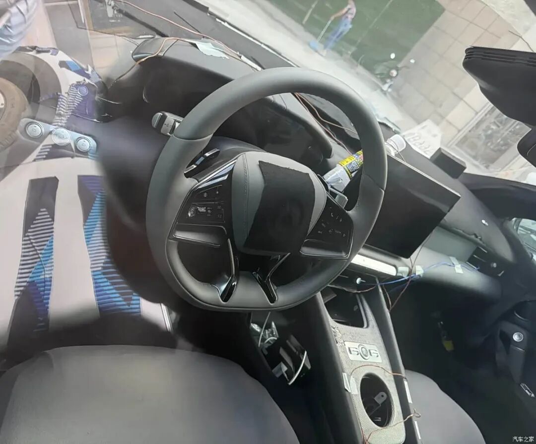 三门四座，3.2秒破百，云辇-M、易三方，能不能开上敞篷跑车就等它了！