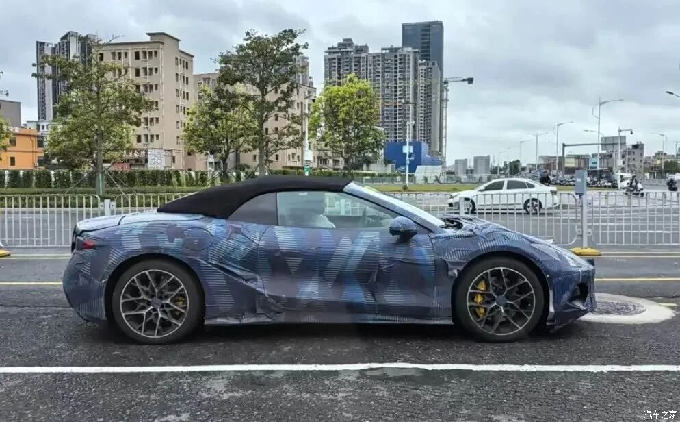 三门四座，3.2秒破百，云辇-M、易三方，能不能开上敞篷跑车就等它了！