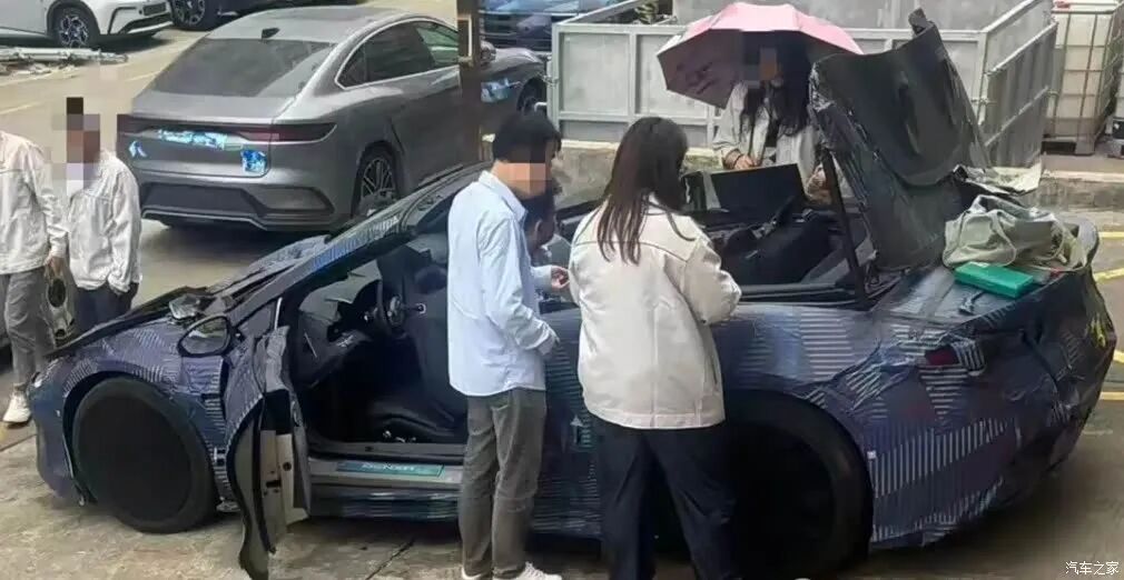 三门四座，3.2秒破百，云辇-M、易三方，能不能开上敞篷跑车就等它了！