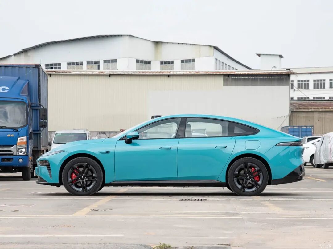 13.99万起买中大型轿车！标配激光雷达/8295P芯片，同样价格你会选它还是启源A07？