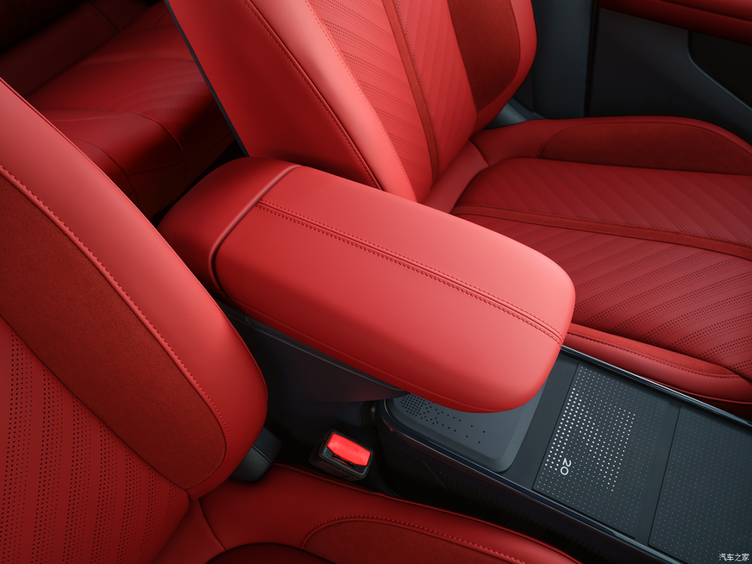 贯穿式尾灯，皮质座椅、仿麂皮顶棚，精致感满满，10万出头买SUV看看这辆！