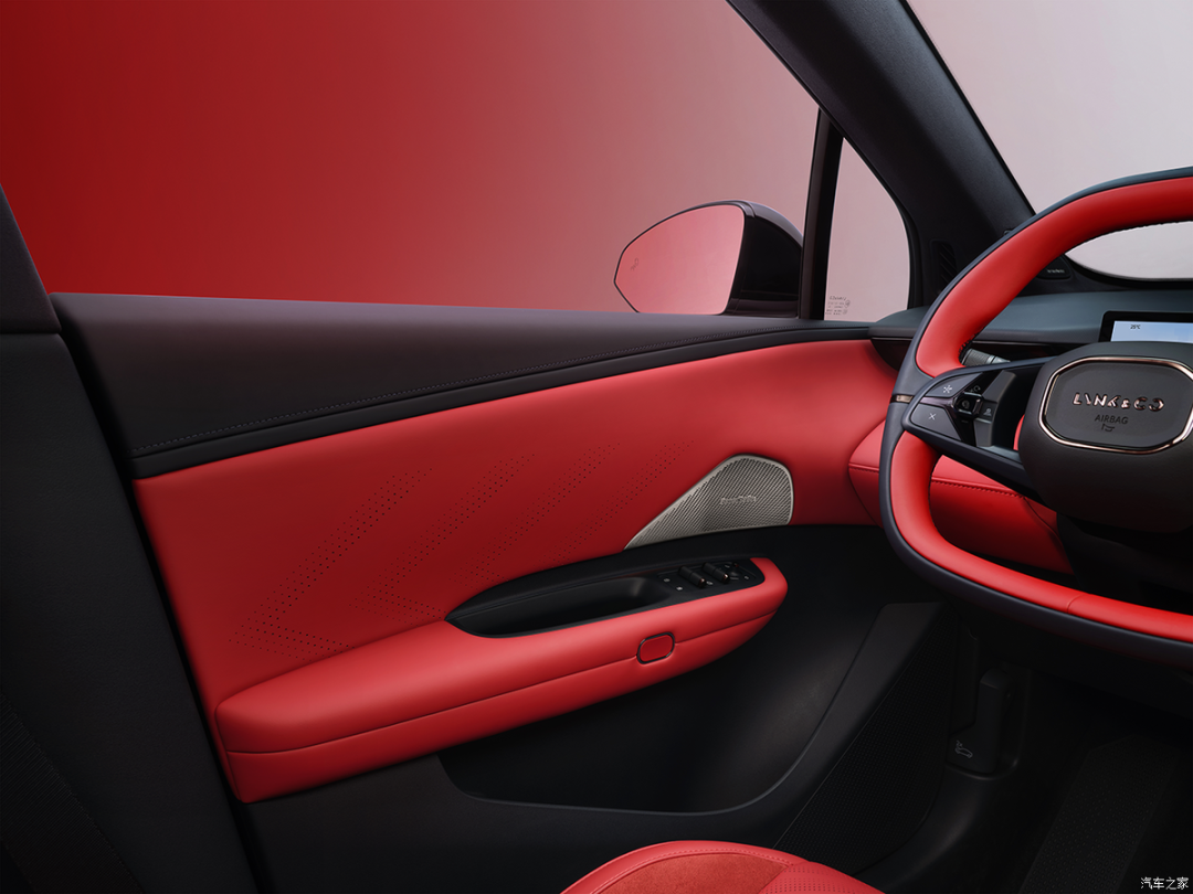 贯穿式尾灯，皮质座椅、仿麂皮顶棚，精致感满满，10万出头买SUV看看这辆！