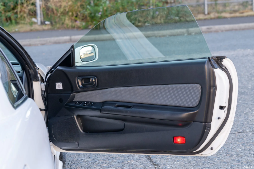 什么“破日产”敢卖100多万？这“破日产”有四个圆形尾灯？