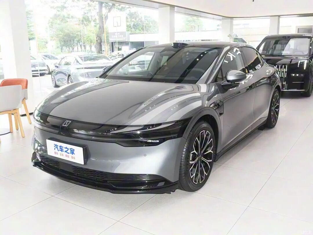 溜背造型，贯穿式尾灯，续航1615公里！要买新车的先别急！