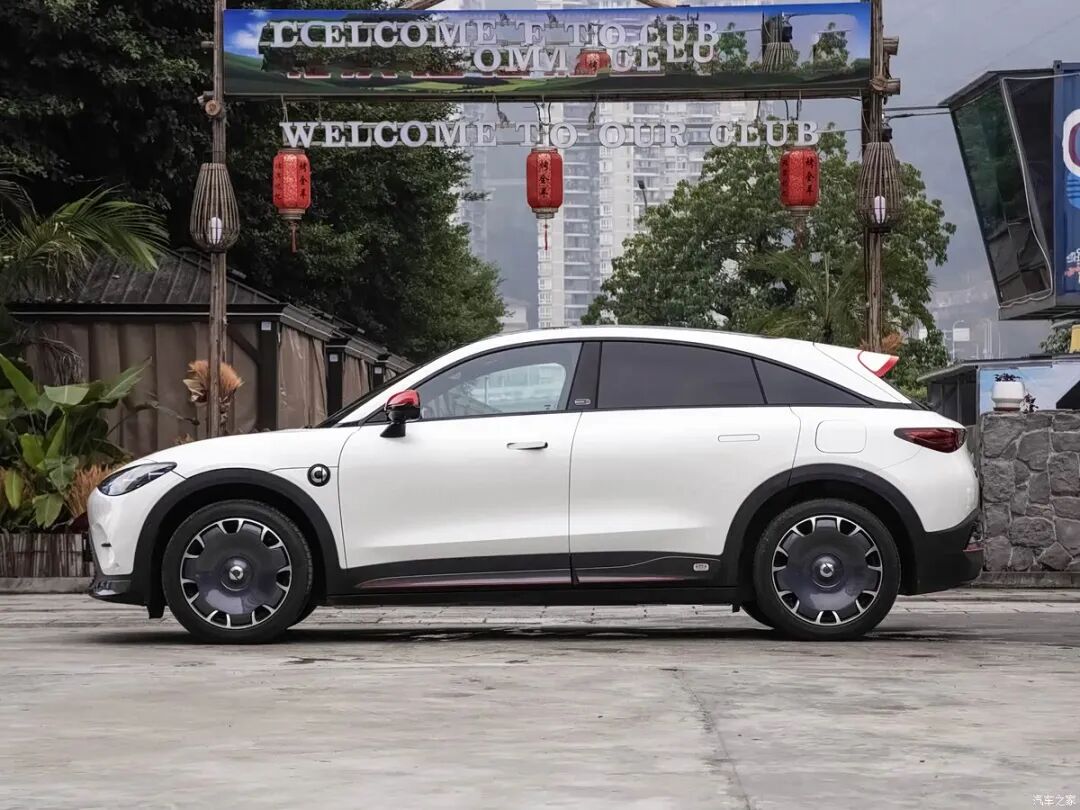 溜背造型，贯穿式尾灯，续航1615公里！要买新车的先别急！