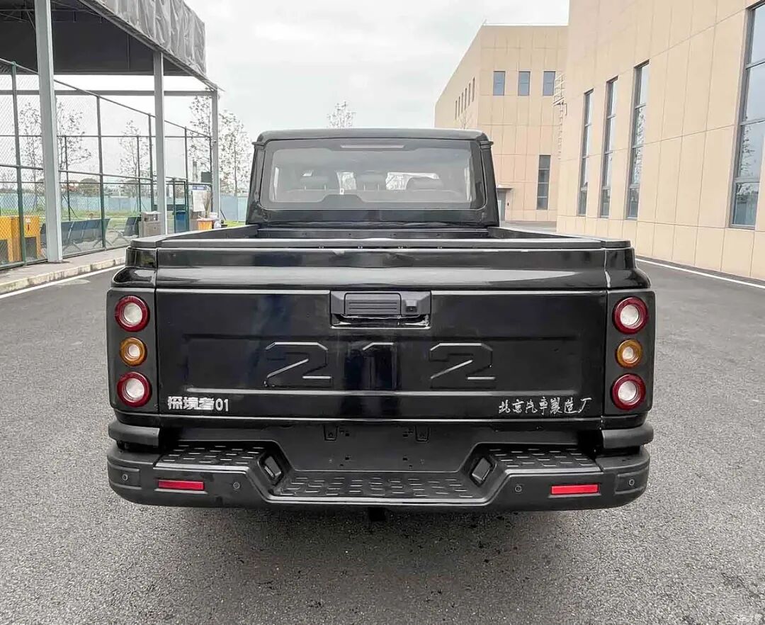 车长超5米4，轴距近3米5，212家族硬派造型，越野“角斗士”来了！