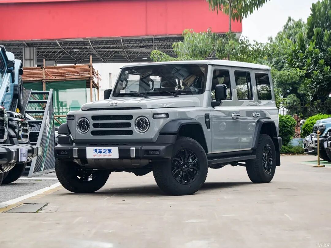 车长超5米4，轴距近3米5，212家族硬派造型，越野“角斗士”来了！