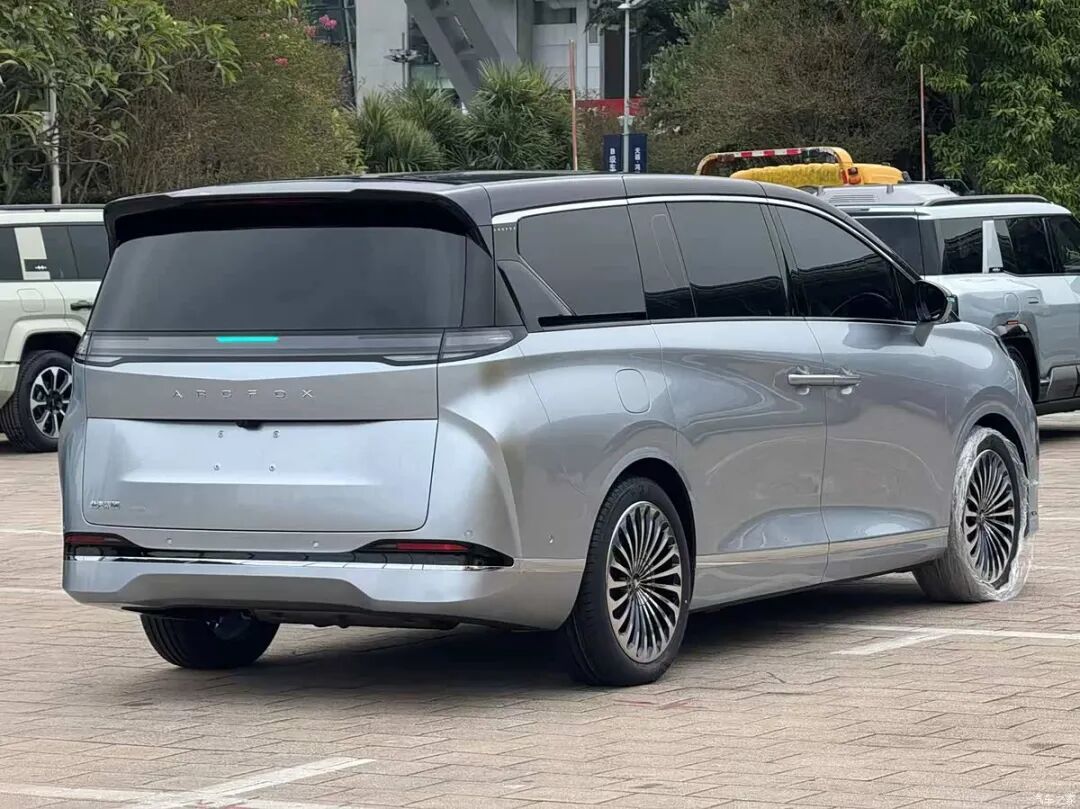 首曝！二排侧滑门，悬浮式车顶，又一款增程MPV来了！