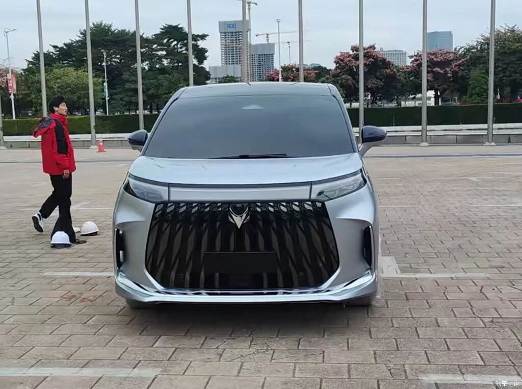 首曝!二排侧滑门,悬浮式车顶,又一款增程MPV来了!