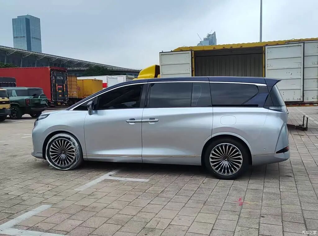 首曝!二排侧滑门,悬浮式车顶,又一款增程MPV来了!