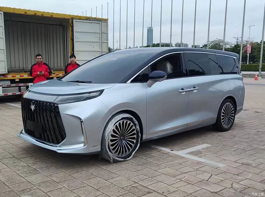 首曝！二排侧滑门，悬浮式车顶，又一款增程MPV来了！