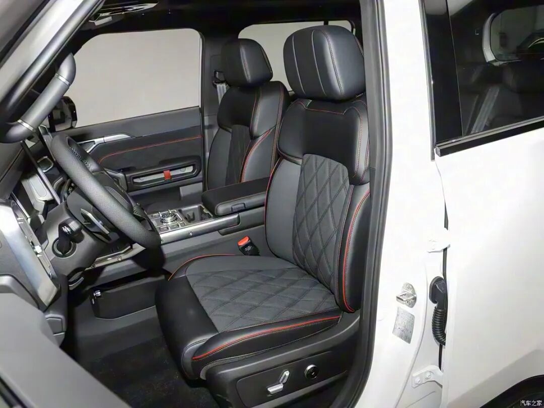 2.0T、四驱、390牛·米，540度全景影像，喜欢越野“方盒子”的别错过 ！