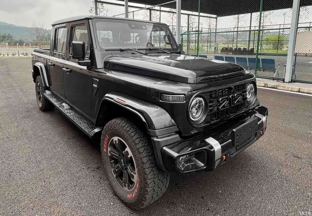 车长超5米4,轴距近3米5,212家族硬派造型,越野“角斗士”来了!