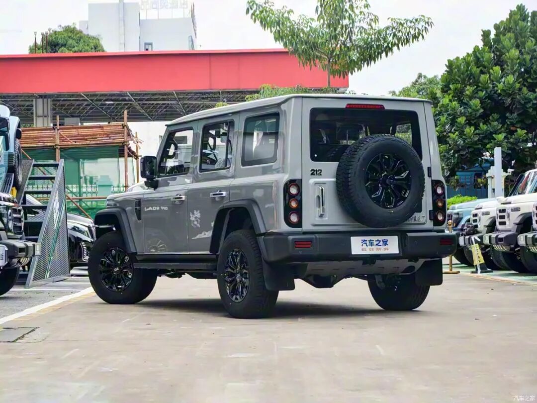 车长超5米4,轴距近3米5,212家族硬派造型,越野“角斗士”来了!