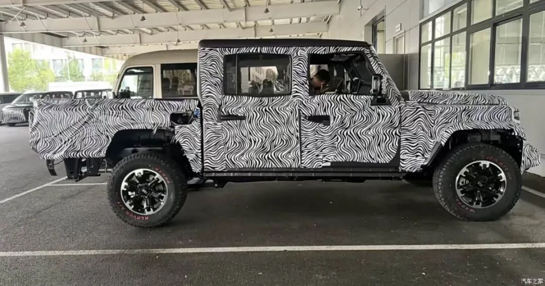 车长超5米4,轴距近3米5,212家族硬派造型,越野“角斗士”来了!