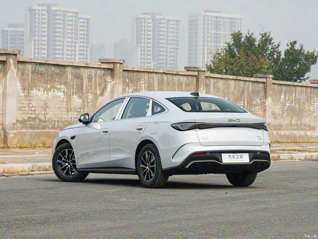 百公里不到3个油，15.6英寸大屏，中型轿车9.68万起就能买！