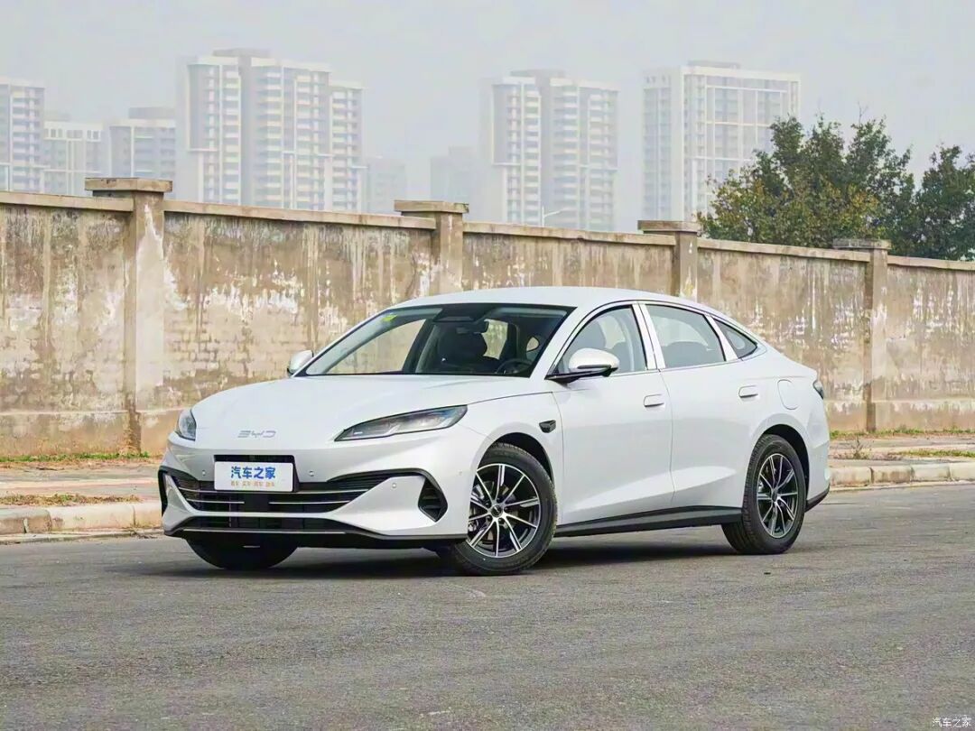 百公里不到3个油，15.6英寸大屏，中型轿车9.68万起就能买！