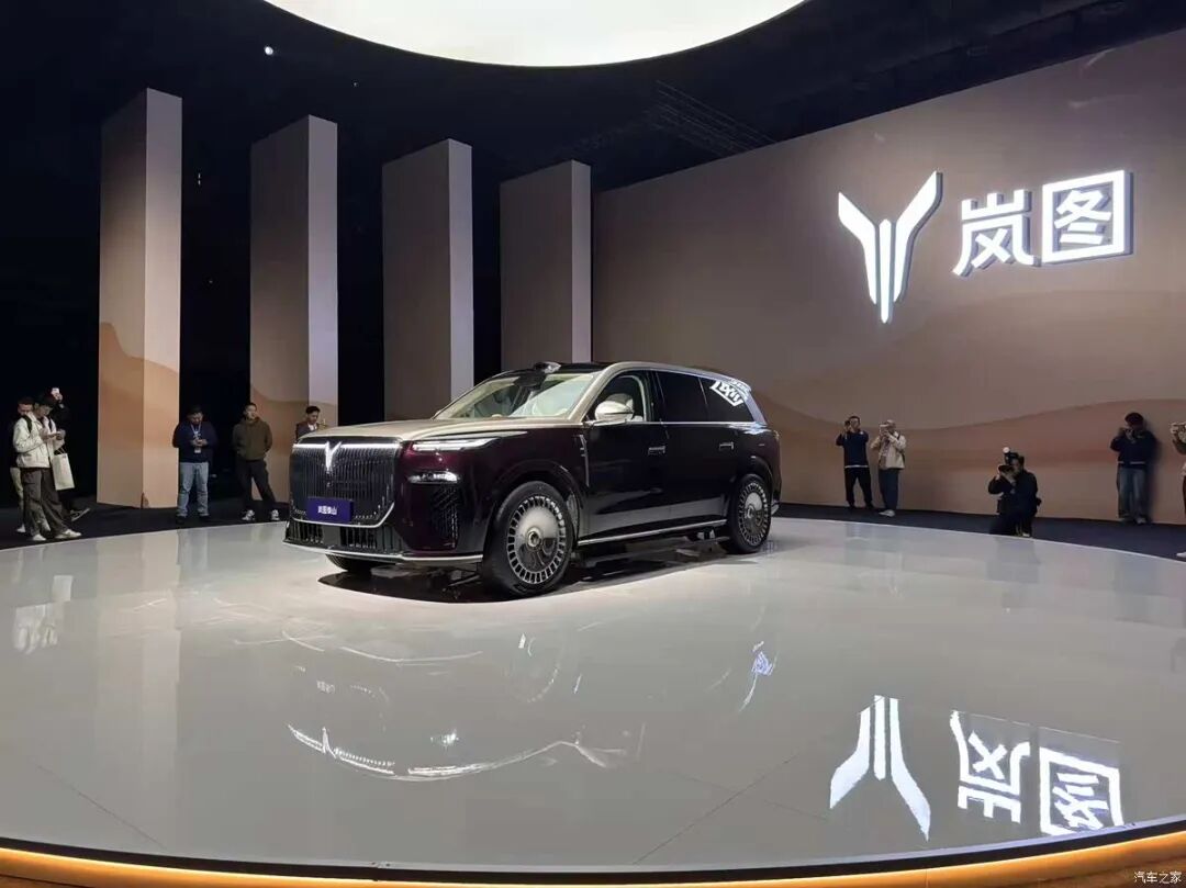 豪华大六座SUV，双色车身，轴距3米1多，续航1400km！