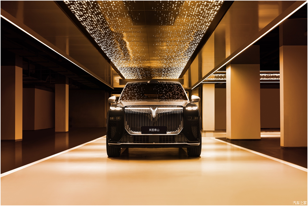 豪华大六座SUV，双色车身，轴距3米1多，续航1400km！