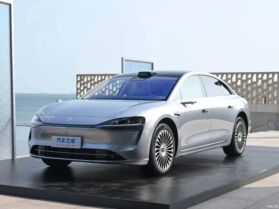 更豪华更舒适！Nappa真皮，零重力座椅，32英寸巨幕投影，选它还是选奔驰宝马？