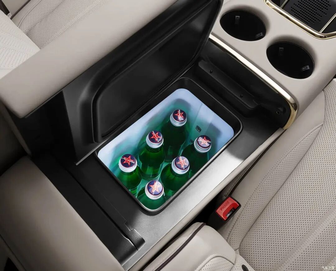 旗舰四座，全隔断独立后舱，藏品级高定雨伞，这车一坐朋友都问我是不是发财了？