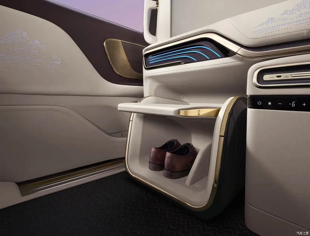旗舰四座，全隔断独立后舱，藏品级高定雨伞，这车一坐朋友都问我是不是发财了？
