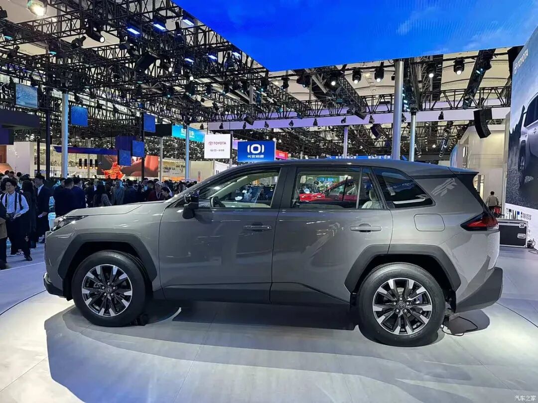 256色氛围灯，全景天窗，“老兵”出马，百公里才4个多油！