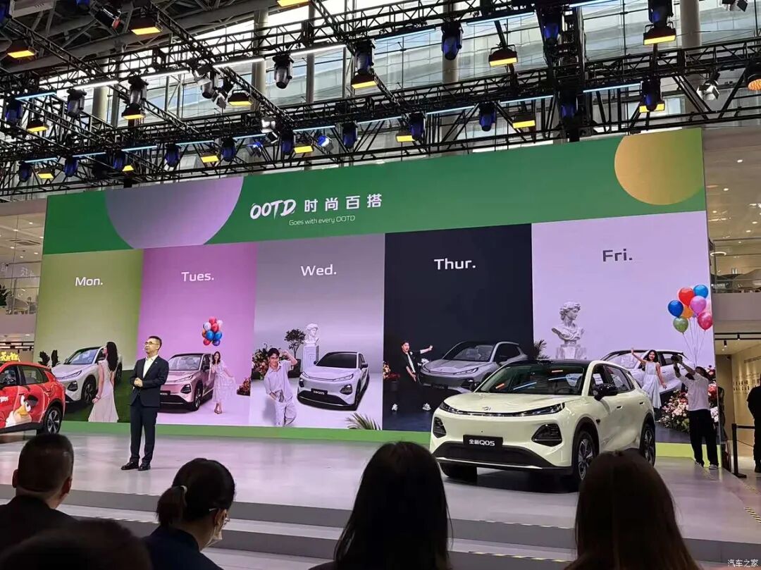 环抱式座舱，“女王座椅”，256色氛围灯，7.99万起就买SUV！