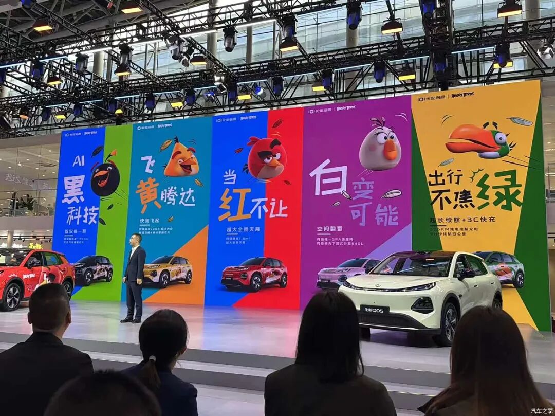 环抱式座舱，“女王座椅”，256色氛围灯，7.99万起就买SUV！