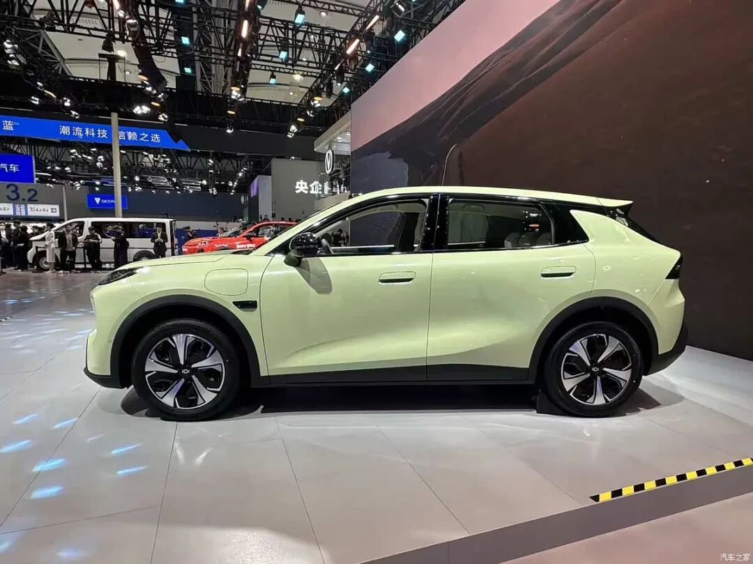 环抱式座舱，“女王座椅”，256色氛围灯，7.99万起就买SUV！