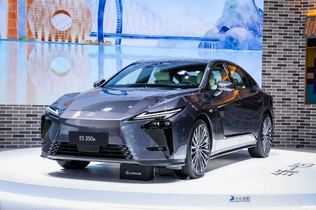 2.5L+E-CVT，轿跑式车身，贯穿式尾灯，小鸭尾造型，运动气息满满！