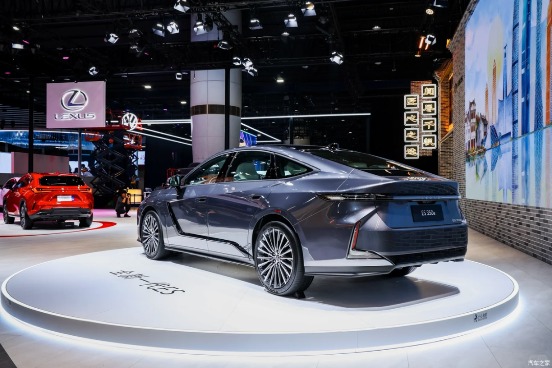 2.5L+E-CVT，轿跑式车身，贯穿式尾灯，小鸭尾造型，运动气息满满！