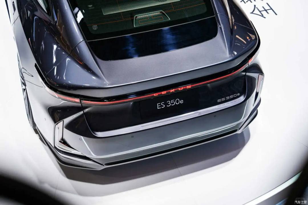 2.5L+E-CVT，轿跑式车身，贯穿式尾灯，小鸭尾造型，运动气息满满！