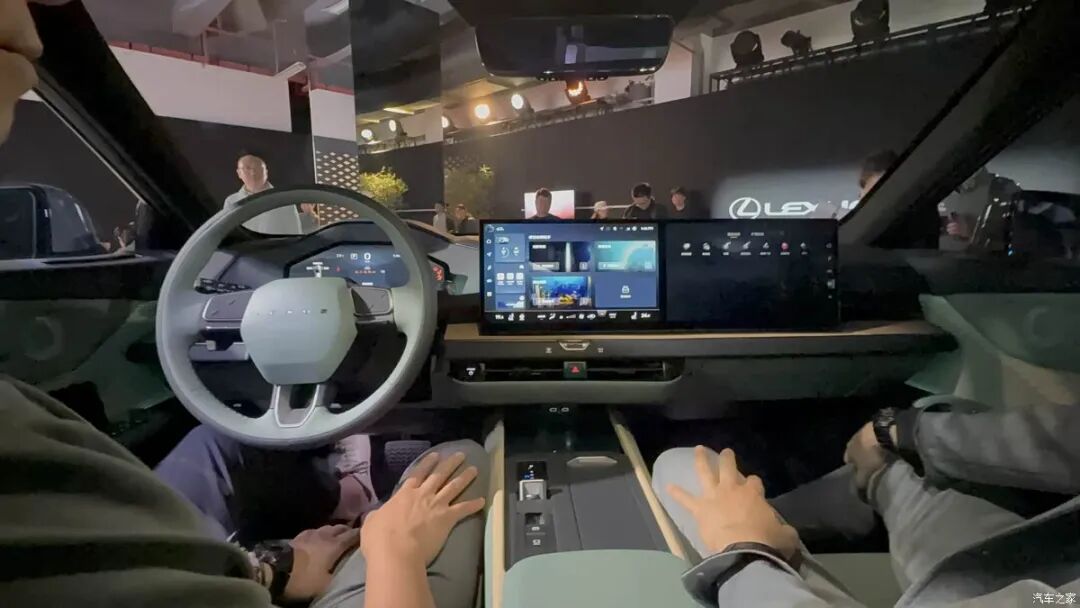 2.5L+E-CVT，轿跑式车身，贯穿式尾灯，小鸭尾造型，运动气息满满！