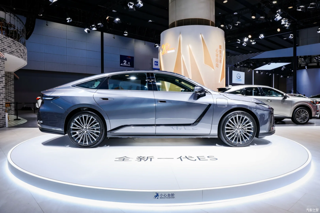 2.5L+E-CVT，轿跑式车身，贯穿式尾灯，小鸭尾造型，运动气息满满！