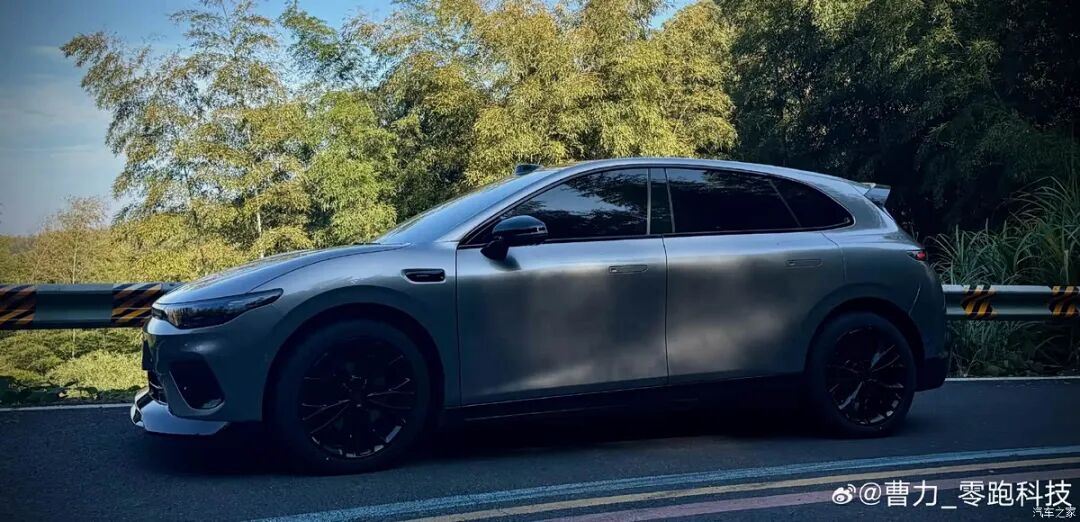 颜值抗打，怼脸拍都好看？跑山操控非常棒？这车期待住了！