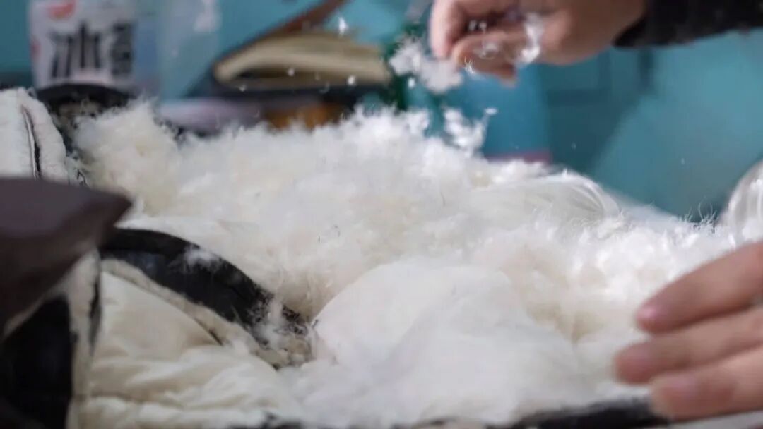 寒潮来袭，羽绒服热销