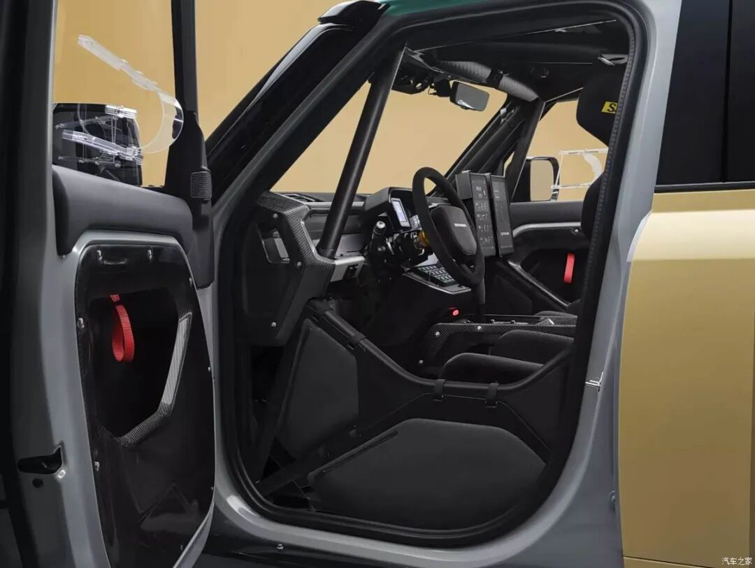 4.4T V8、8AT，35英寸越野胎、六点式赛车座椅，史上最强悍卫士来了！