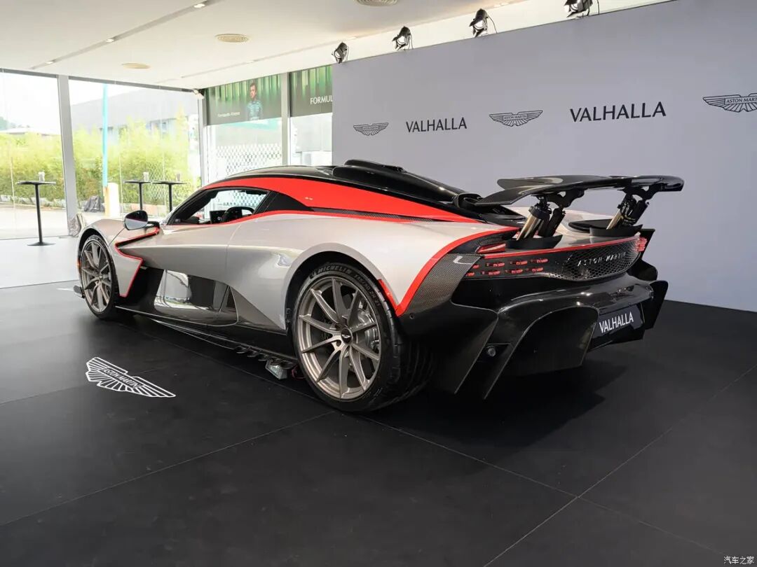 千万超跑限量999台,4.0升V8、1079马力,我兄弟会开它带我兜风的!