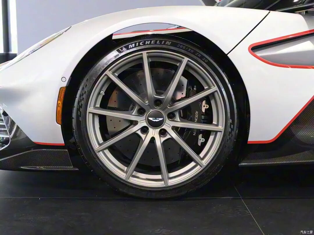 千万超跑限量999台,4.0升V8、1079马力,我兄弟会开它带我兜风的!