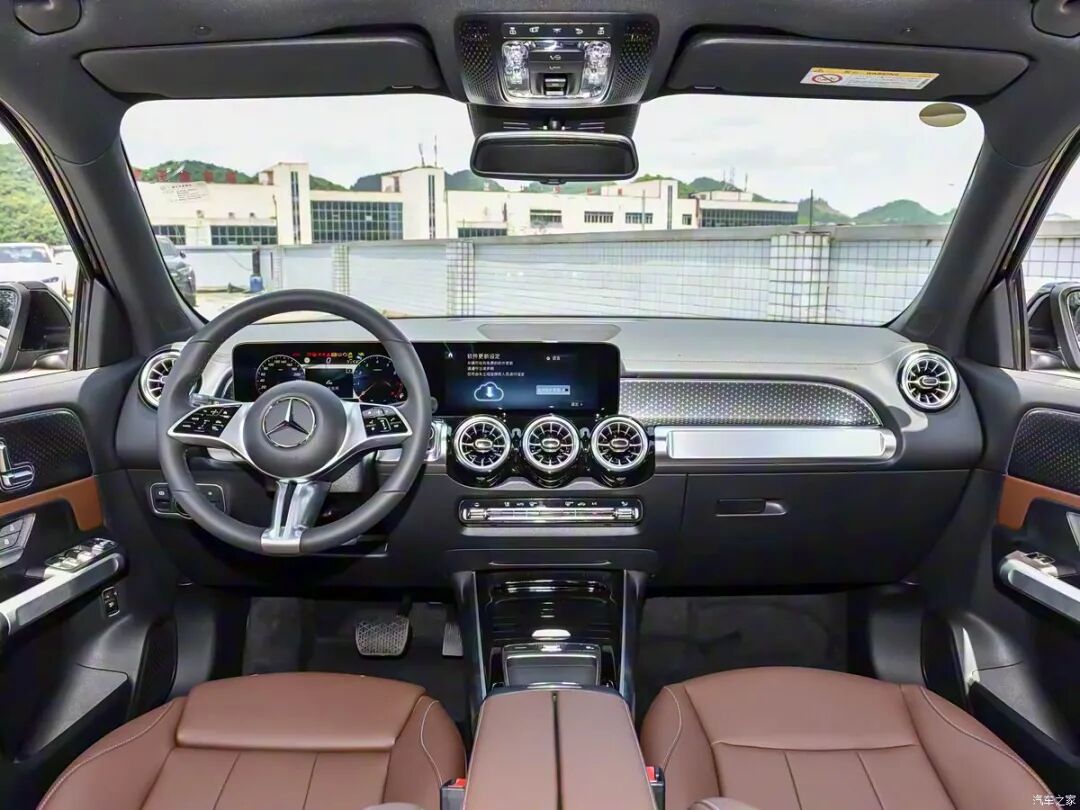 2.0T、190马力，300牛·米，配置升级，还有19英寸AMG双5辐轻合金轮圈！