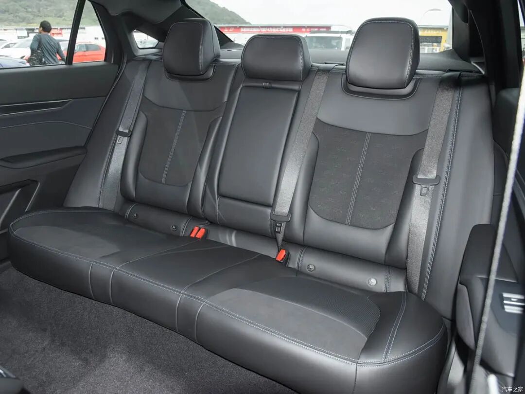 2.0T+8AT，27英寸4K大屏，轴距近3米，买中型车的看看这辆！