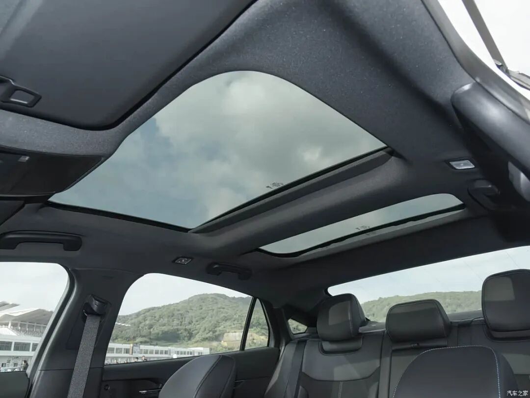 2.0T+8AT，27英寸4K大屏，轴距近3米，买中型车的看看这辆！
