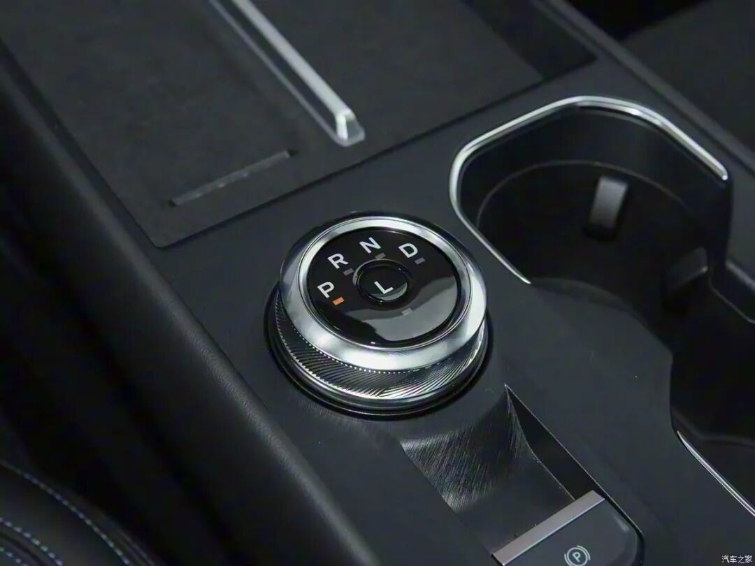 2.0T+8AT，27英寸4K大屏，轴距近3米，买中型车的看看这辆！