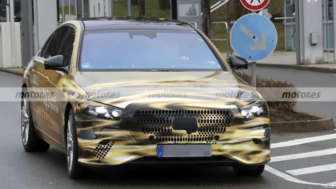 3.0T六缸，“三叉星”大灯，Hyperscreen三连屏，S级谍照曝光！