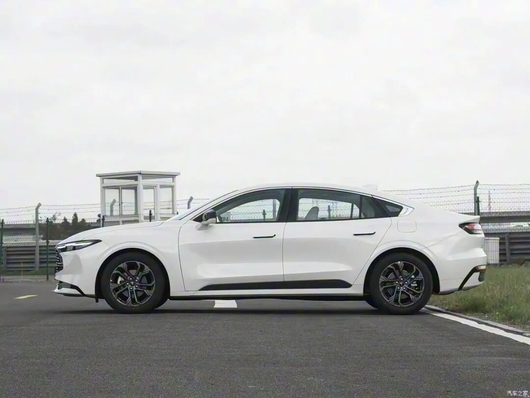 车长近5米，2.0T+8AT、408N·m，14.98万起，选它还是选海豹06 DM-i？