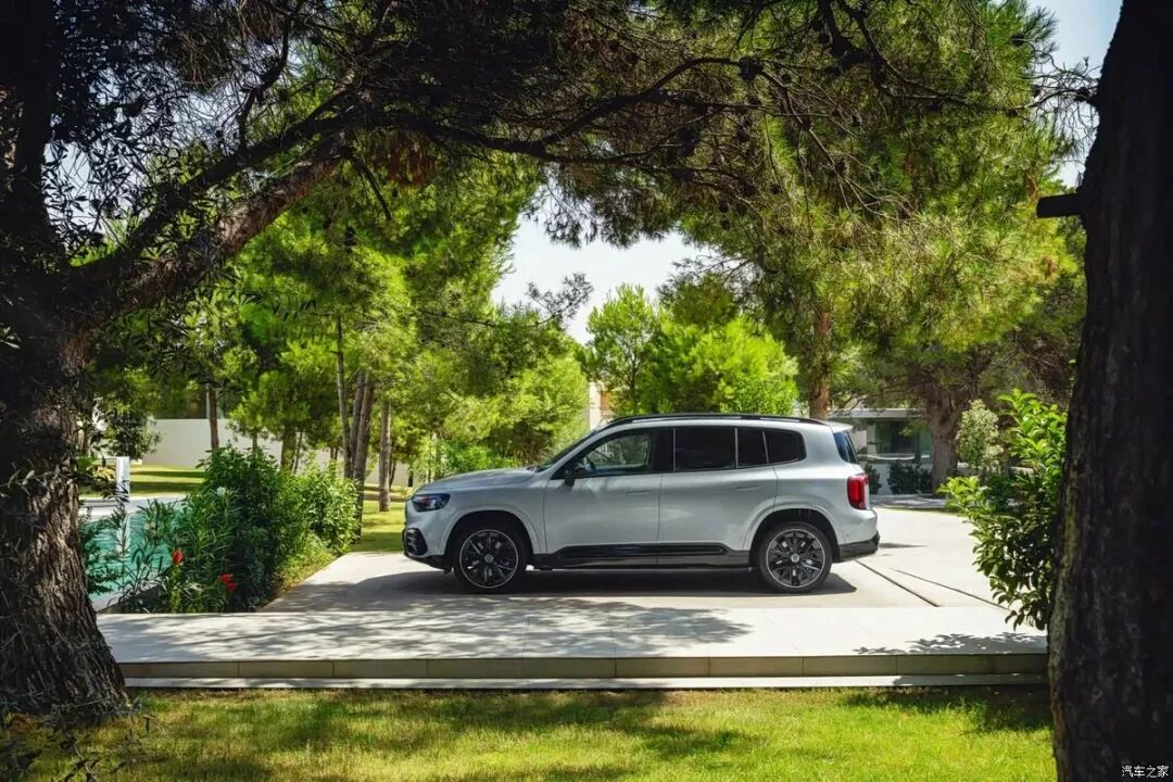 轴距增加60mm,盾型前格栅,贯穿式尾灯,超级屏幕,你选燃油版还是纯电版?