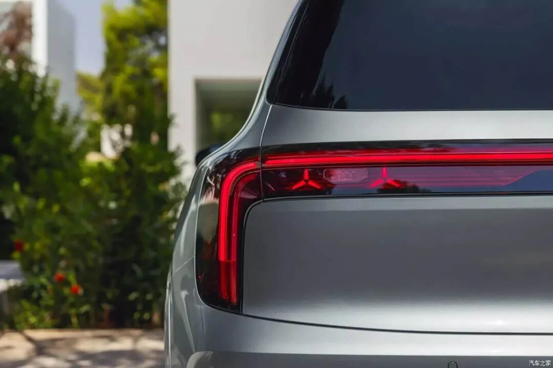 轴距增加60mm,盾型前格栅,贯穿式尾灯,超级屏幕,你选燃油版还是纯电版?