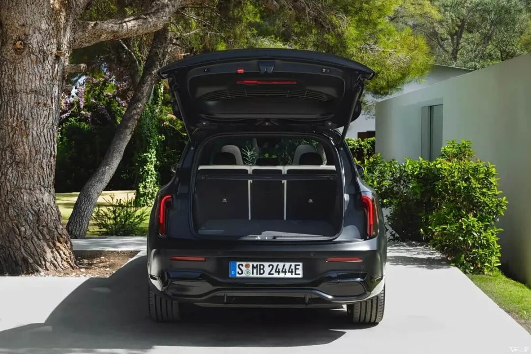 轴距增加60mm,盾型前格栅,贯穿式尾灯,超级屏幕,你选燃油版还是纯电版?