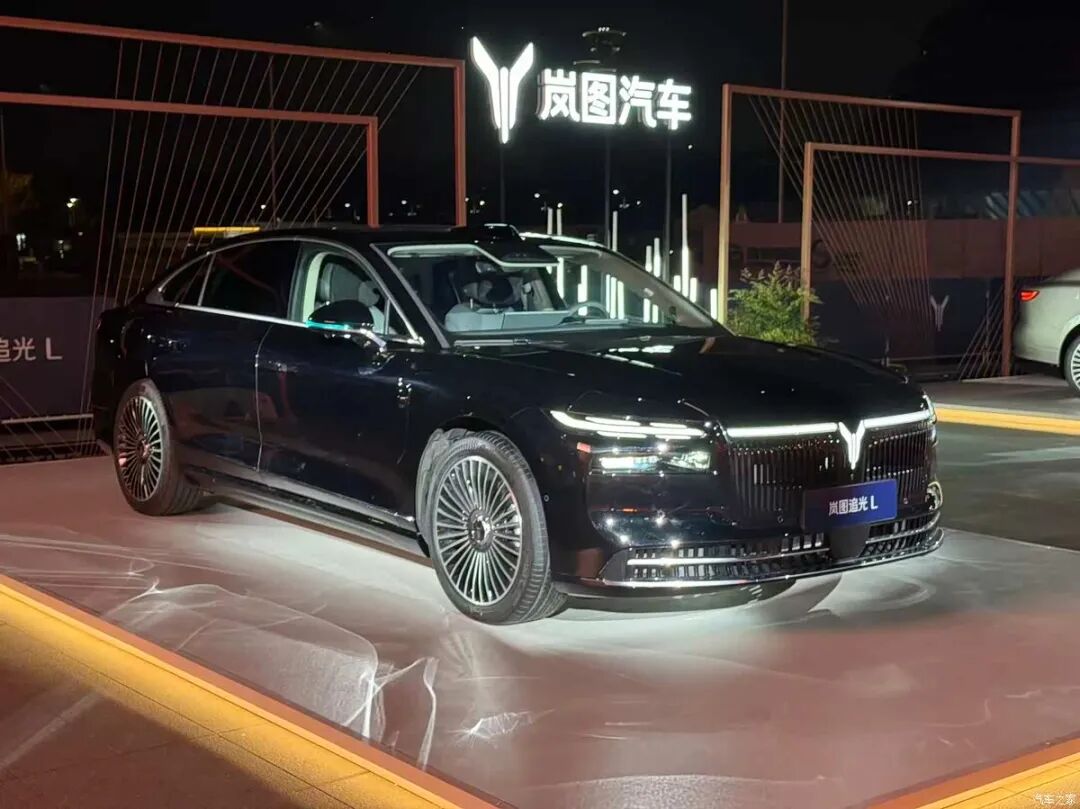 27.99万起!双色车身,续航1400km!目标直指BBA“56E”!